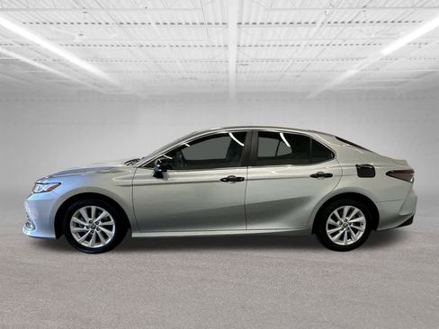 Used 2022 Toyota Camry LE image 2