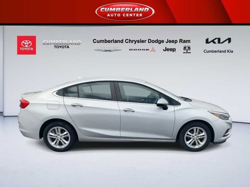 Used 2017 Chevrolet Cruze LT image 9