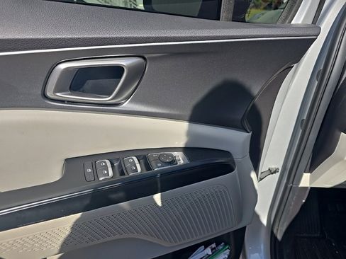 Used 2023 Kia Carnival LX image 10