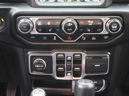 Used 2022 Jeep Wrangler Unlimited Sahara image 16