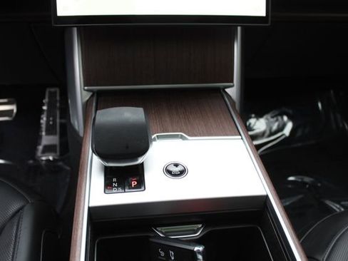 Used 2025 Land Rover Range Rover SE image 16