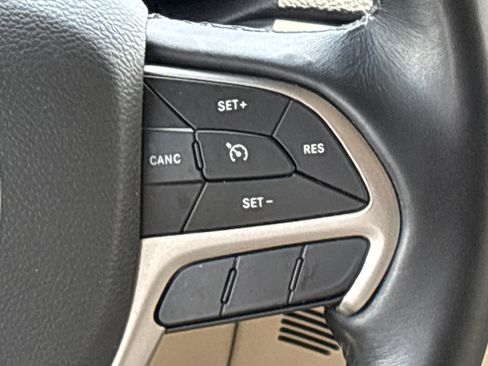 Certified 2021 Jeep Grand Cherokee Laredo AWD/4WD image 21