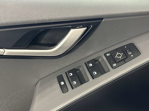 Used 2025 Kia Niro LX FWD image 13