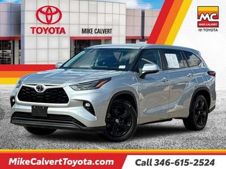 Used 2024 Toyota Highlander LE FWD video 1