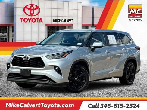 Used 2024 Toyota Highlander LE FWD image 1