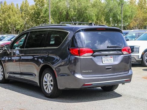 Used 2019 Chrysler Pacifica Touring-L FWD image 8