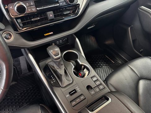 Used 2024 Toyota Highlander XLE AWD/4WD image 19