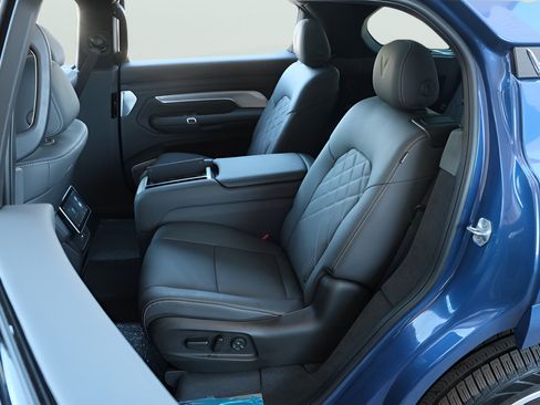 New 2024 VinFast VF 9 Plus AWD/4WD image 13