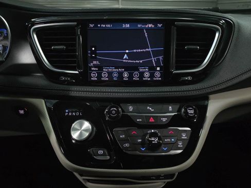 Used 2020 Chrysler Pacifica Limited image 31