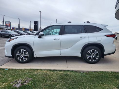 Used 2022 Toyota Highlander XLE AWD/4WD image 8