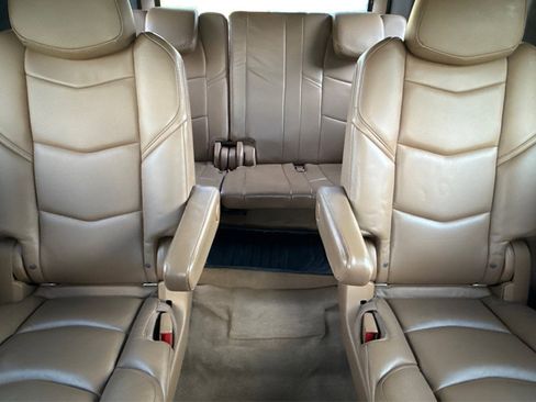 Used 2017 Cadillac Escalade Platinum RWD image 14