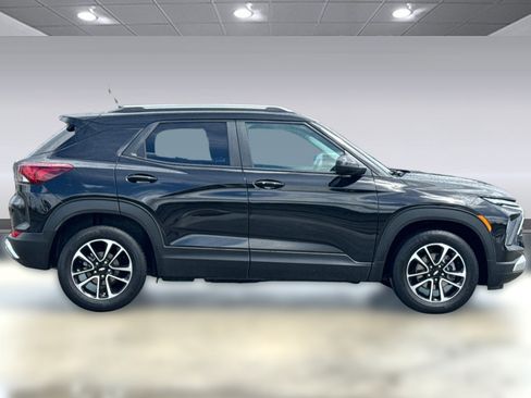Used 2025 Chevrolet TrailBlazer LT FWD image 2