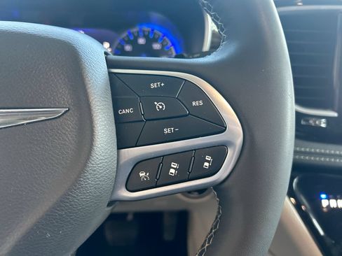 Used 2023 Chrysler Pacifica Limited FWD image 19