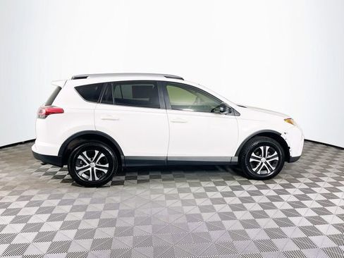Used 2018 Toyota RAV4 LE image 9
