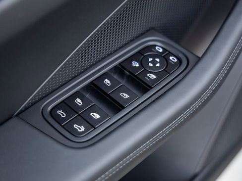 Used 2025 Porsche Macan Electric image 19