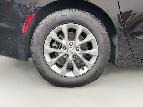 Used 2026 Chrysler Pacifica Limited FWD image 36