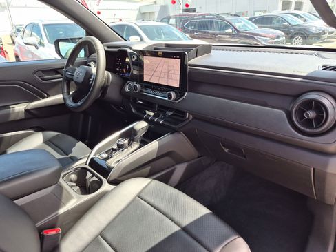 Used 2024 Chevrolet Colorado Trail Boss w/ Technology Package AWD/4WD image 34