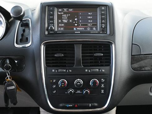 Used 2019 Dodge Grand Caravan SE w/ UConnect Hands-Free Group FWD image 15