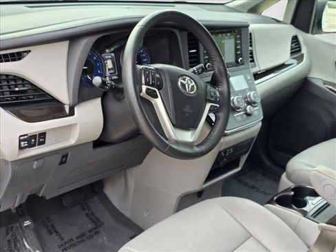 Used 2019 Toyota Sienna XLE w/ XLE Navigation Package FWD image 9