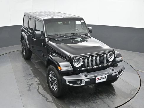 Used 2025 Jeep Wrangler Unlimited Sahara AWD/4WD image 33