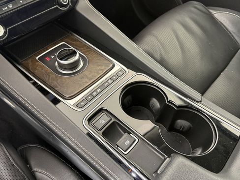 Used 2017 Jaguar F-PACE R-Sport image 28