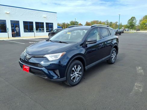 Used 2017 Toyota RAV4 LE image 1