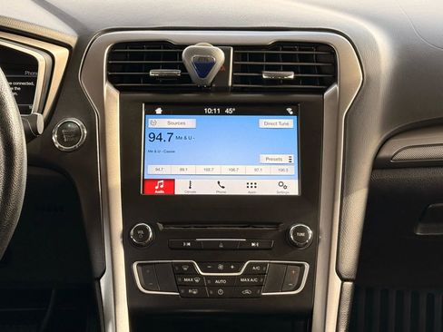 Used 2017 Ford Fusion SE w/ Fusion SE Technology Package image 28