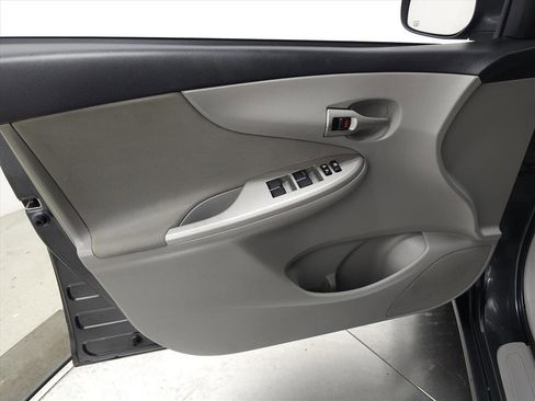 Used 2013 Toyota Corolla LE image 12