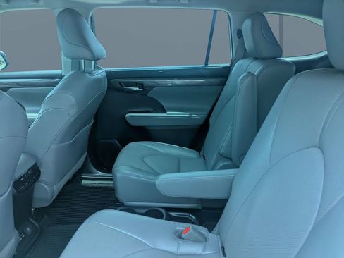Used 2022 Toyota Highlander Limited FWD image 13