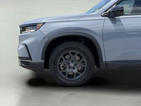Used 2025 Honda Pilot TrailSport image 9