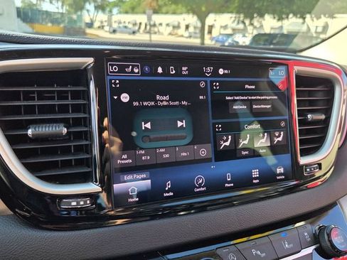 Used 2024 Chrysler Pacifica Touring-L FWD image 22