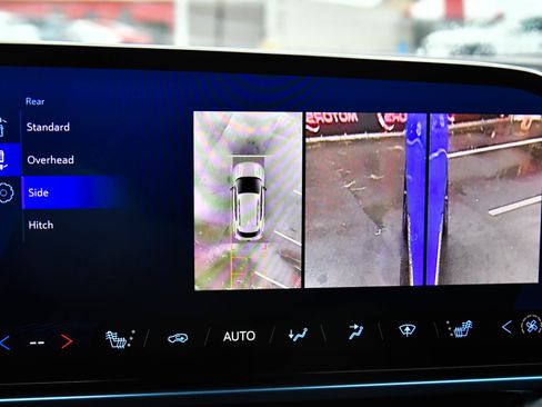 Used 2025 Chevrolet Equinox EV LT w/ Convenience Package image 21