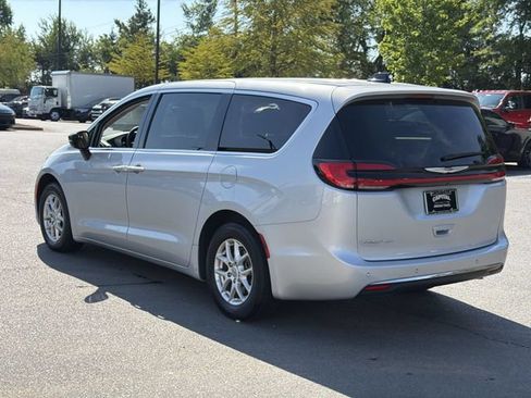 Used 2024 Chrysler Pacifica Touring-L FWD image 11