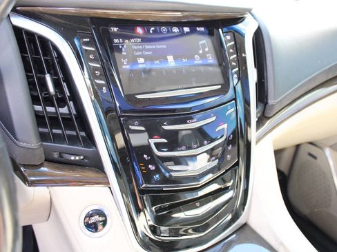 Used 2020 Cadillac Escalade ESV Premium Luxury AWD/4WD image 16