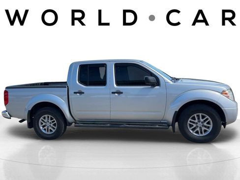 Used 2021 Nissan Frontier SV image 2