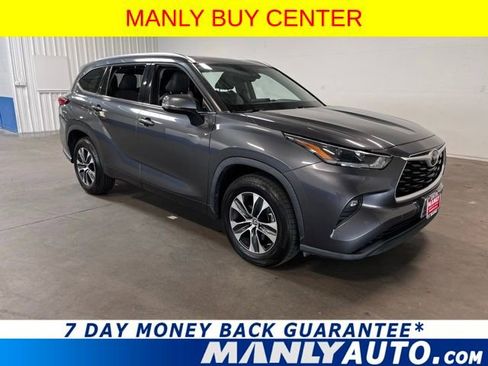 Used 2021 Toyota Highlander XLE FWD image 1