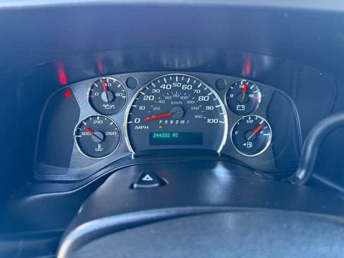 Used 2010 Chevrolet Express 3500 image 16