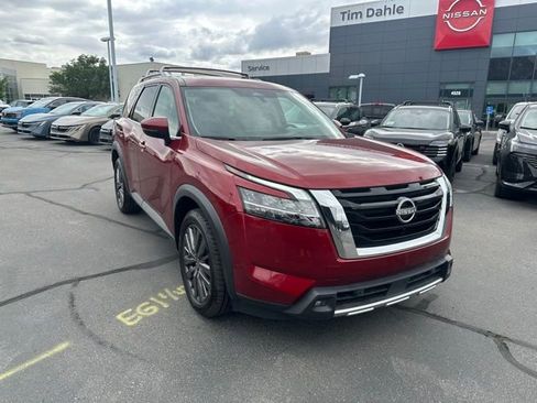 Used 2023 Nissan Pathfinder SL w/ SL Premium Package AWD/4WD image 3