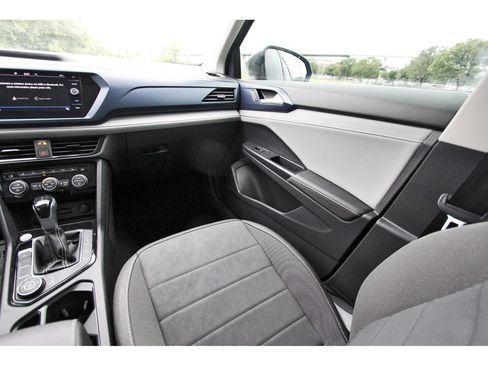 Used 2024 Volkswagen Taos SE w/ Panoramic Sunroof Package AWD/4WD image 11