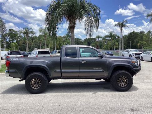 Used 2016 Toyota Tacoma TRD Off-Road AWD/4WD image 4