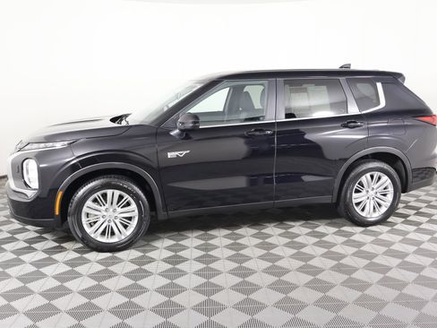 Used 2025 Mitsubishi Outlander ES image 9