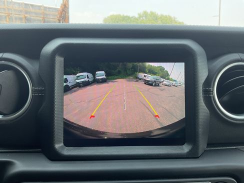 Used 2022 Jeep Wrangler Unlimited Sahara w/ Cold Weather Group image 25