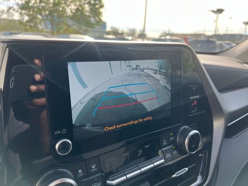 Used 2025 Toyota Highlander LE FWD image 27