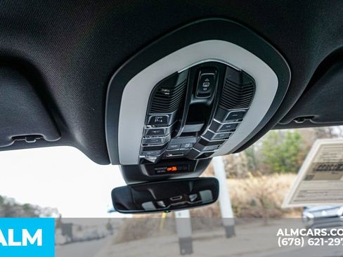 Used 2023 Porsche Macan Turbo image 33