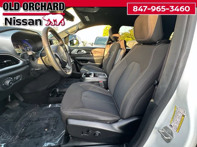 Used 2024 Chrysler Pacifica Touring FWD image 12