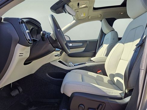 New 2026 Volvo XC40 B5 Plus w/ Protection Package Premier image 23