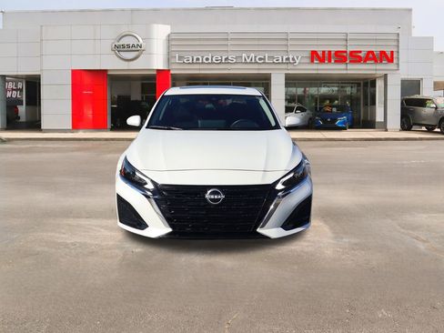 Used 2025 Nissan Altima 2.5 SV w/ SV Premium Package image 8