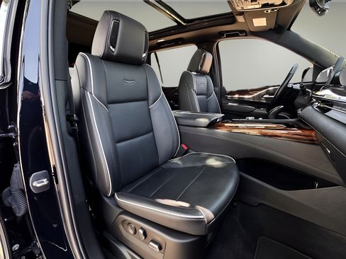 Used 2023 Cadillac Escalade Premium Luxury AWD/4WD image 22