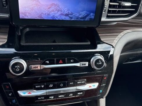 Used 2023 Ford Explorer Limited image 17