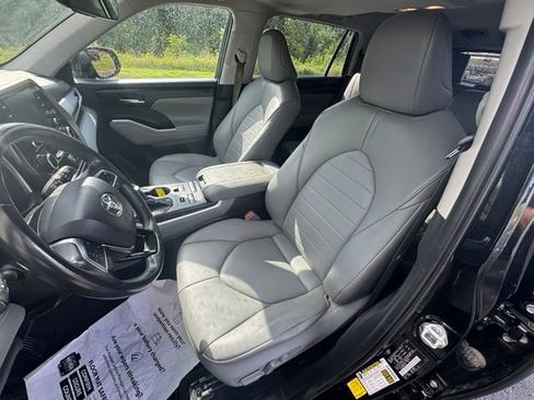 Used 2021 Toyota Highlander XLE AWD/4WD image 10